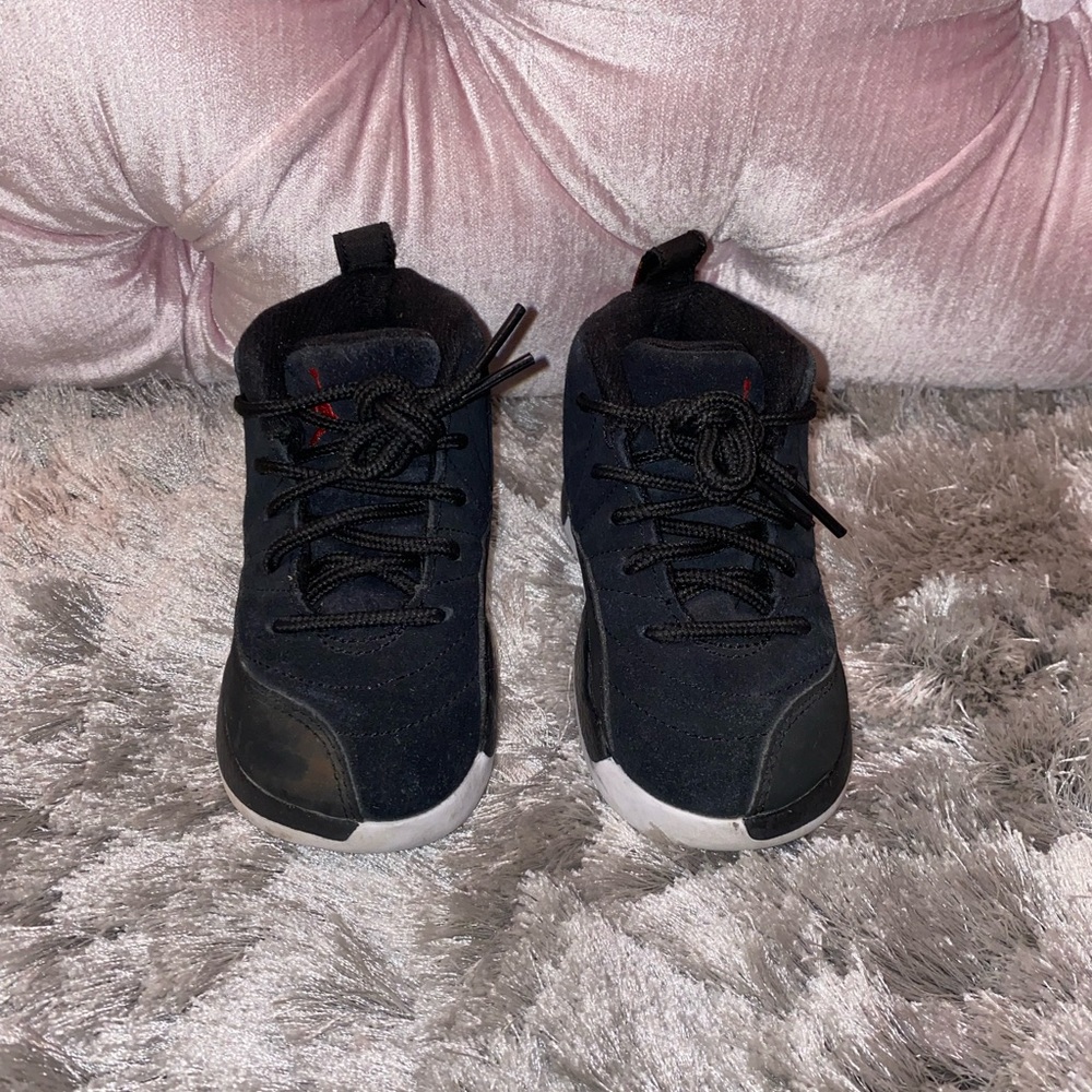Jordan 12’s. Reverse taxis Black/white/red. Size 7 toddler. Excellent condition.